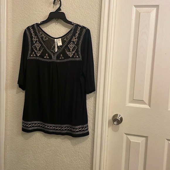 Simply Irresistible Tops - Simply Irresistible Embroidery Woman’s Blouse / Size Large /Great condition